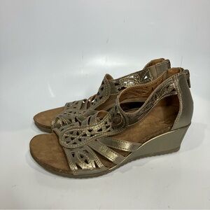 Earth‎ origins Kingsley gold leather wedge sandals size 7